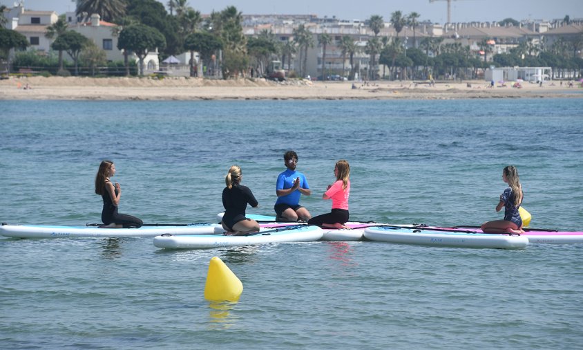 Demostració de ioga dins la mar, ahir, a la platja del Dorado