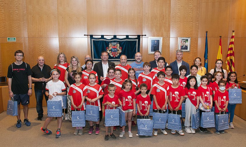 Foto de família de la recepció institucional al Club Tennis Taula Cambrils