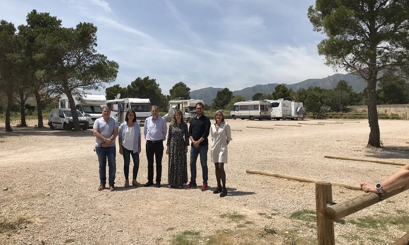 Representants municipals a la nova àrea d’estacionament d'autocaravanes