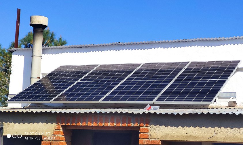 Plaques solars a la teulada d'un habitatge