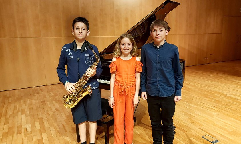 Els tres alumnes de l'Escola Municipal de Música guardonats a Lleida. D'esquerra a dreta; Luca Rusconi, Maria Arcas i Nil Arcas