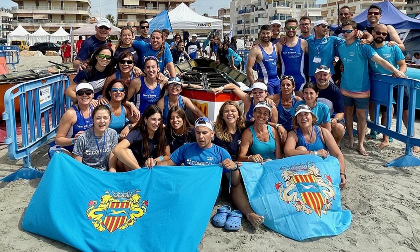 Foto de grup dels membres de Vent d'Estrop Vogadors de Cambrils que es van desplaçar a Santa Pola