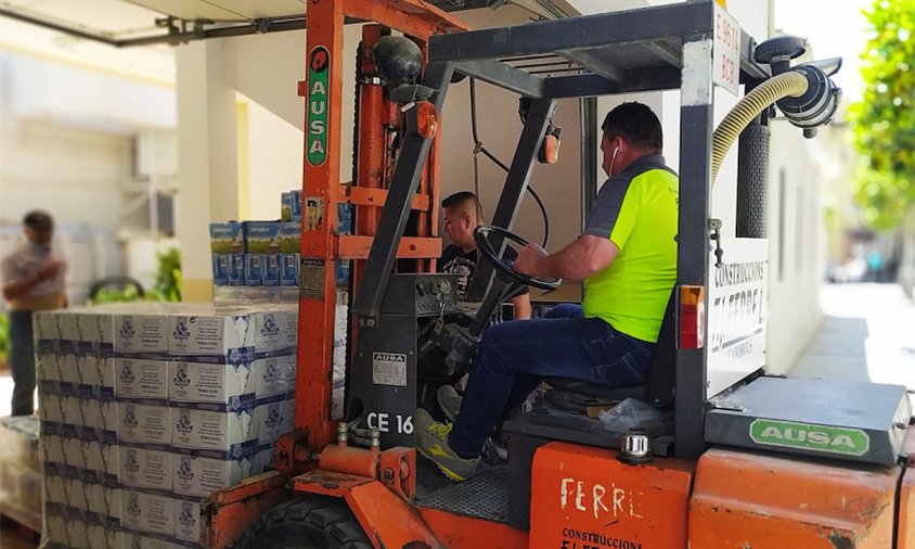 Moment en què es descarregaven una part dels aliments a les instal·lacions de Càrites Sant Pere