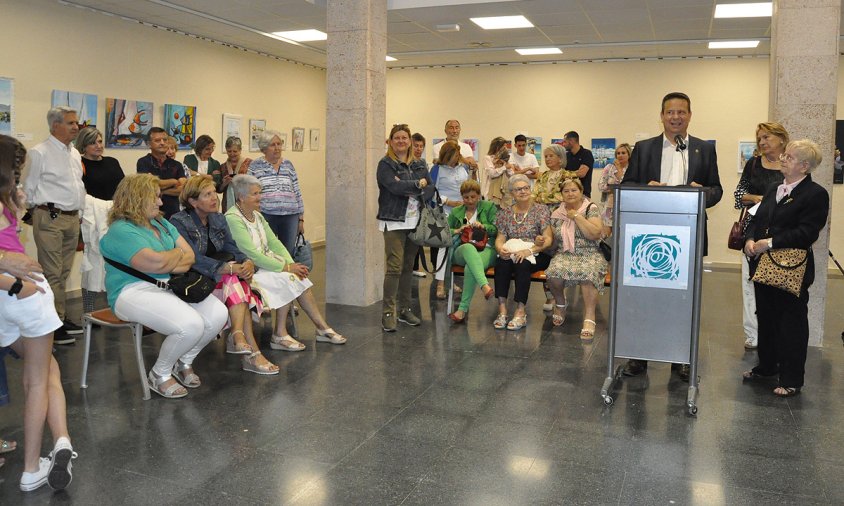 Un moment de l'acte d'inauguració de l'exposició a càrrec de l'alcalde Oliver Klein i la presidenta de l'associació Vicky Ortega