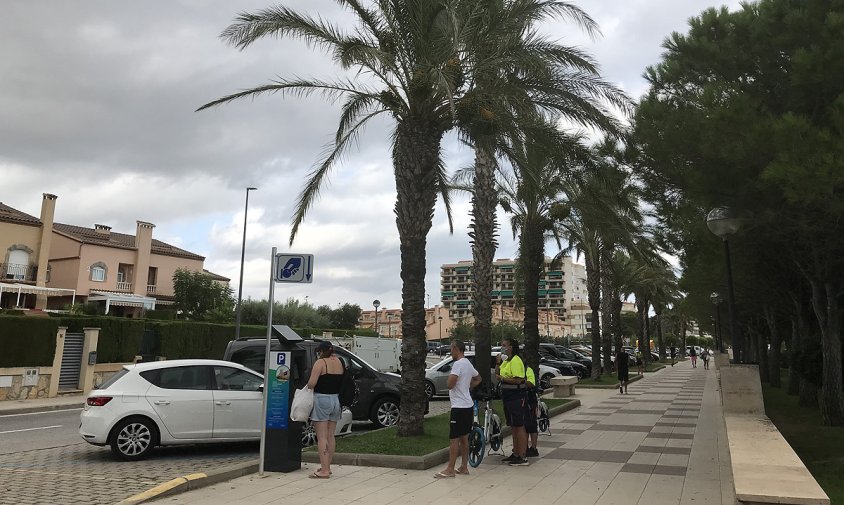 Imatge de l'any passat d'una zona d'aparcament regulat de l'Hospitalet de l'Infant