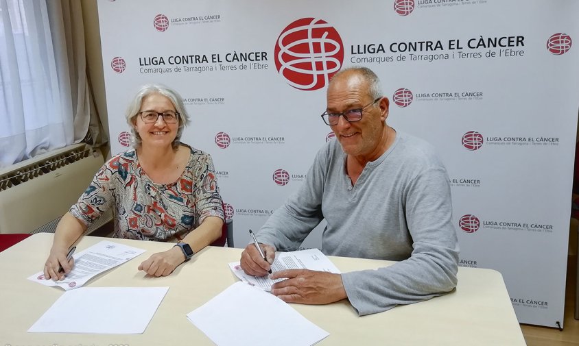 La Sra. Agustina Sirgo i el Sr. Víctor Ortíz de Pinedo durant l’acte de signatura de l’acord de col·laboració