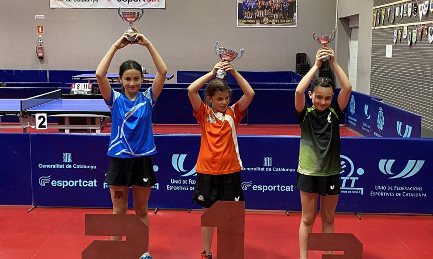 La campiona del Top-8 Català benjamí femení de tennis taula, Oumnia El Mouhmouh