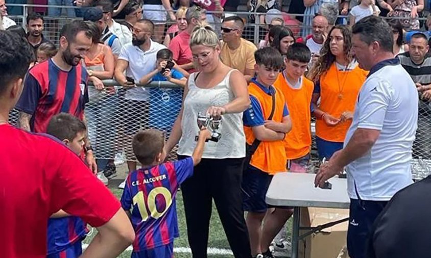 Els jugadors del C.E. Alcover rebent els trofeus per part de la regidora d'esports, Natàlia Pleguezuelos