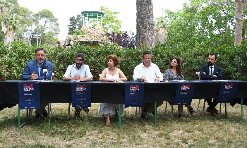 Dánel Arzamendi, representant de DNA-Parc Samà; Francesc Sánchez, director de l'Escola de Música de Cambrils; Lídia Utset, presidenta de la Coral Verge del Camí; Oliver Klein, alcalde; Anna Rigola, cap de comunicació de la Fundació Miquel Valls i Ruben Ve