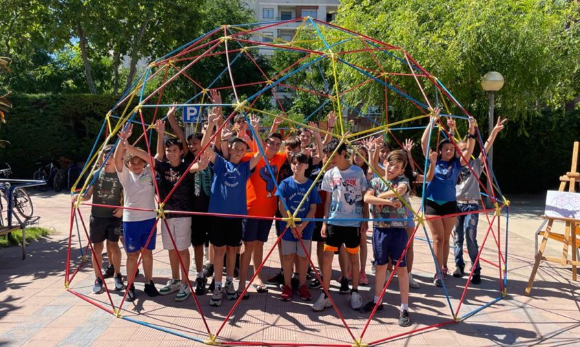 Alumnes de sisè de primària de l'Escola Joan Ardèvol dins de la cúpula geodèsica formada al pati de l'Institut Ramon Berenguer IV