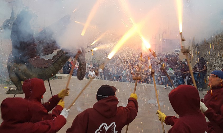 La Farnaca acompanyada dels diables de la colla, en l'encesa inicial del correfoc