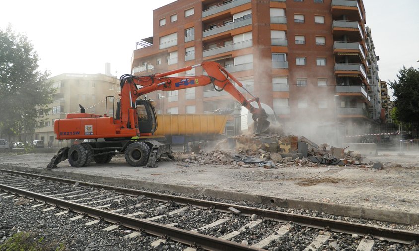 Darrers treballs de l'enderroc de l'edifici de l'estació, el 28 d'abril a la tarda