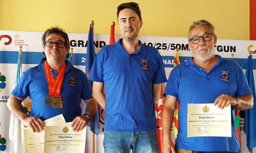 Imatge dels tres representants del Club de Tir Olímpic Cambrils