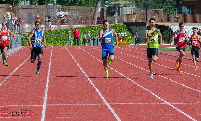 Jan Monserrate, el segon per l'esquerra, en la prova dels 200 metres llisos