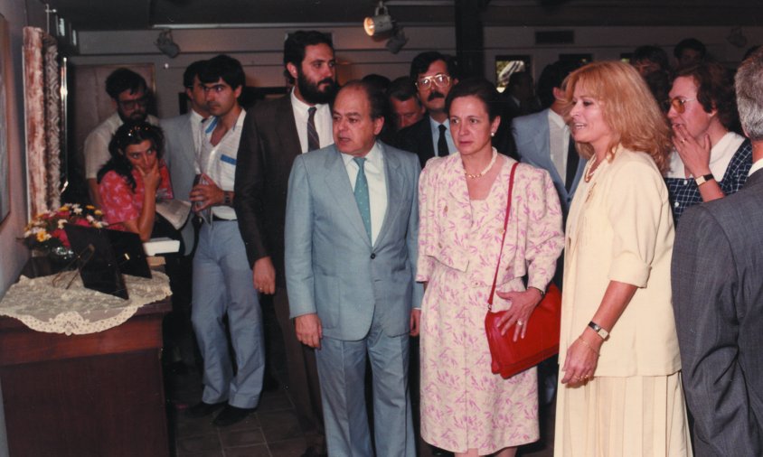 El president Jordi Pujol i la seva esposa, Marta Ferrusola, visitant l'exposició del I Premi de Pintura Ràpida "Port de Cambrils" organitzada per Montse Gibert 