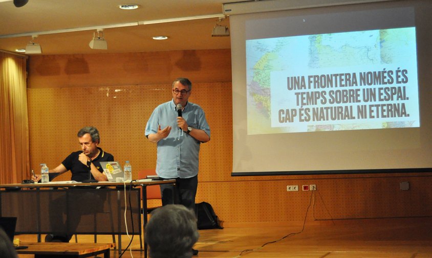 Lluís Rovira i Vicent partal, en la presentació del llibre "Fronteres", ahir a la tarda a la sala d'actes del Casal Municipal de la Gent Gran