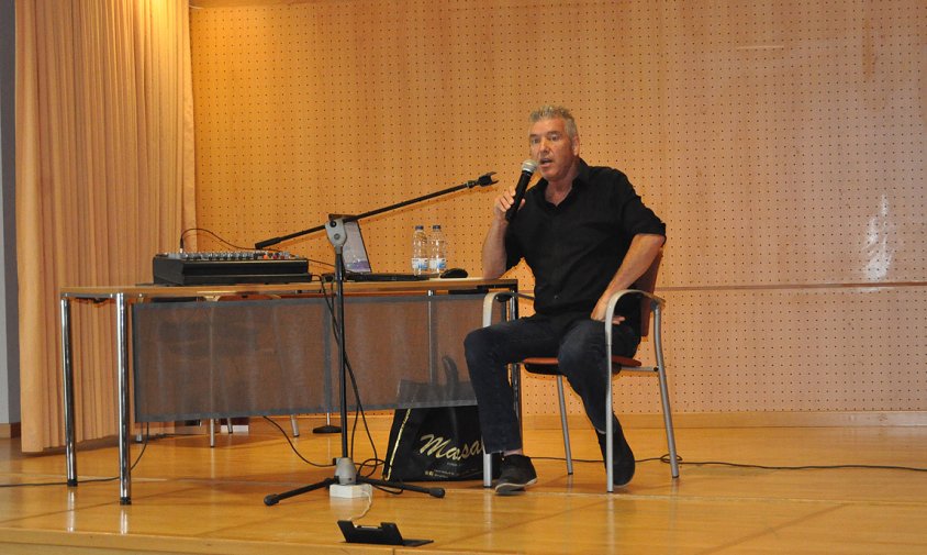 Un moment del recital-concert de Carlos Rom, ahir a la tarda, al Casal Municipal de la Gent Gran