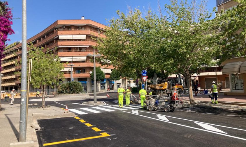 Aquest matí s'estan duent a terme els treballs de senyalització de la pintura viària en aquest tram