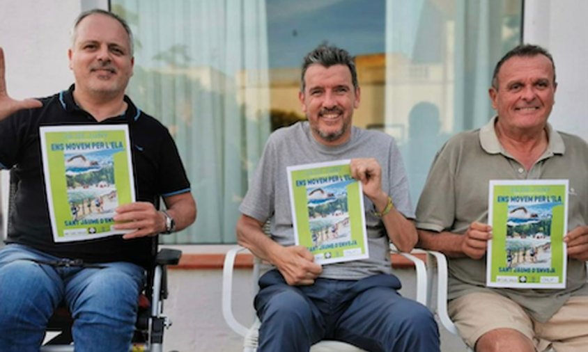 D'esquerra a dreta: Siscu Morell, Juan Carlos Unzué i Ildefonso Oliveras amb el cartell de la jornada solidària