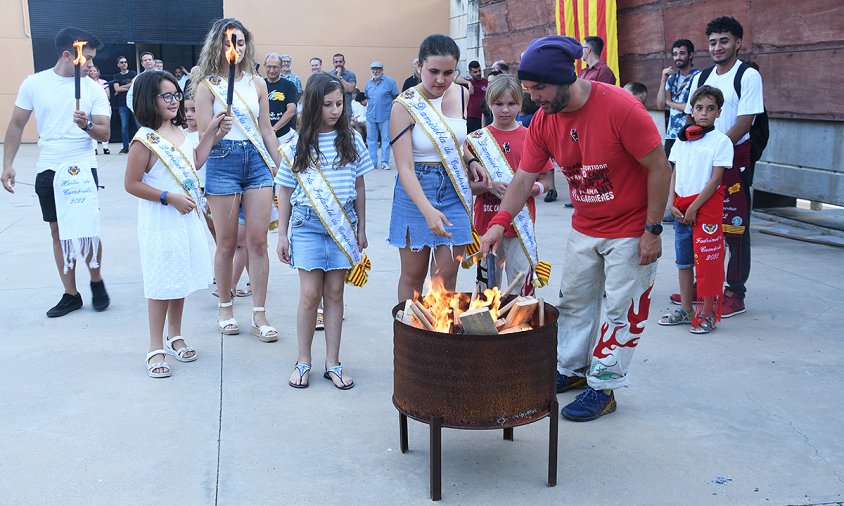 La foguerada es va concentrar en una mena de peveter col·locat dalt de l'escenari