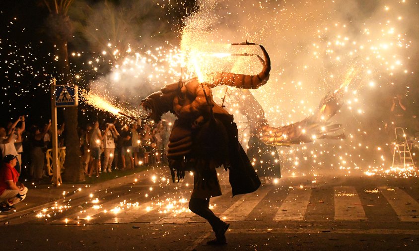 Un moment de les diferents enceses de les bèsties de foc, al passeig de les Palmeres