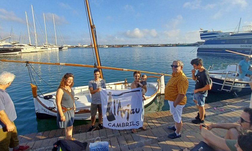 Imatge del lliurament de la bandera de l'Arjau a la tripulació de l'embarcació Bonamar, ahir a la tarda