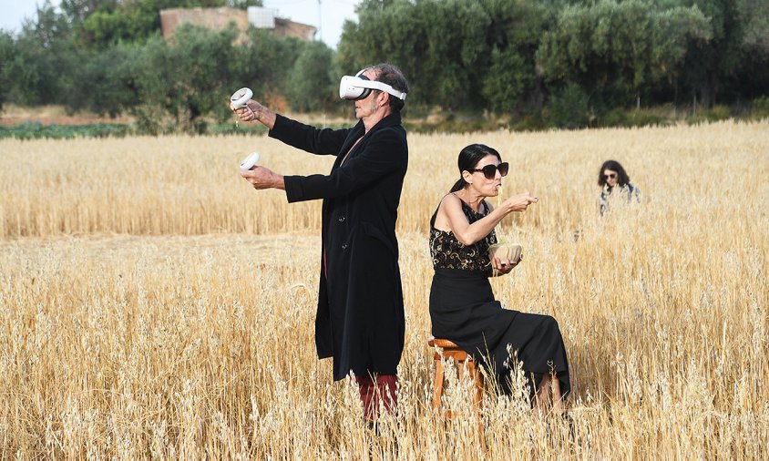 Pere Estadella i Jordina Ros, a l'inici de la seva performance en un camp de civada