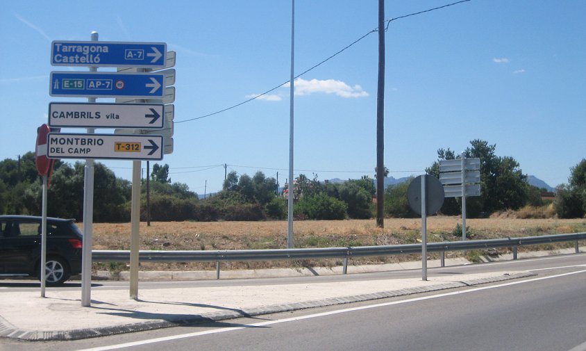 Les Comes, en el seu extrem sud a tocar de la carretera de Montbrió i l'antiga N-340