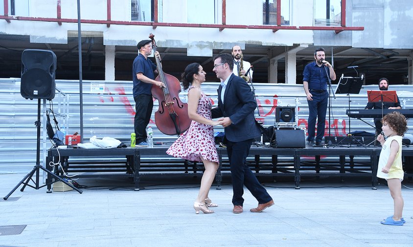 L'orquestra i la parella de ballarins que van protagonitzar l'acte d'ahir al vespre