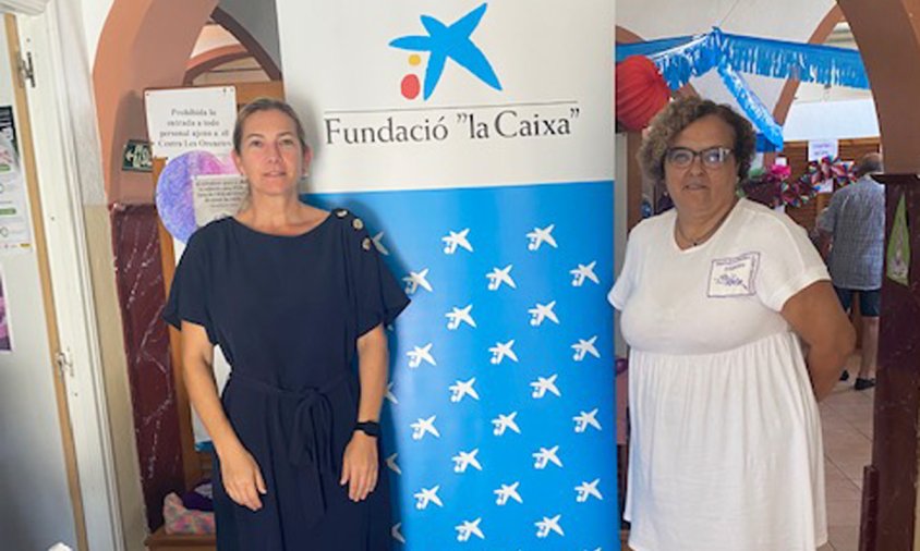 La representant de la Caixa, Ana Buqueras, i la presidenta de l'associació, Carmen Barros