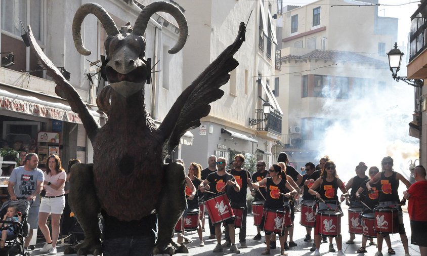 Un moment del seguici festiu, ahir a la tarda, pels carrers del Port