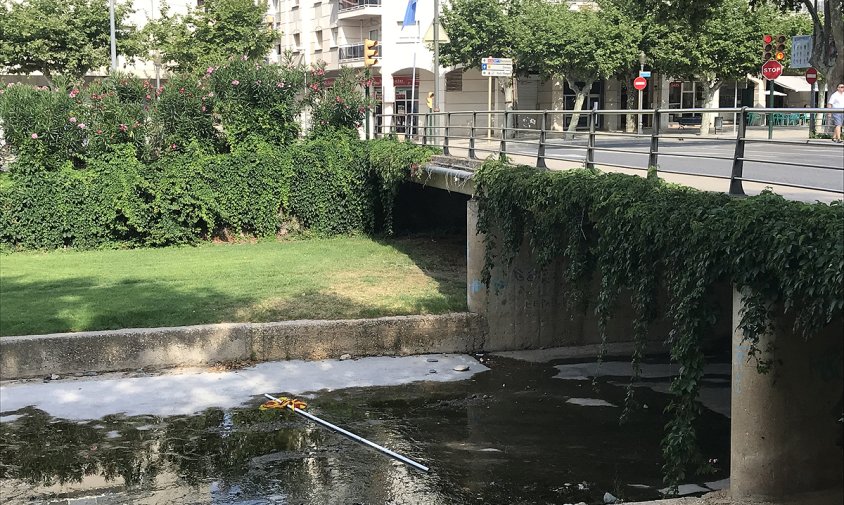 La bandera catalana que estava a la barana sud es troba dins el xoll que hi ha al mig de la riera