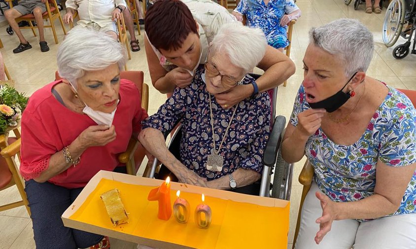 La centenària María González Monza amb les seves filles durant l'homenatge celebrat ahir