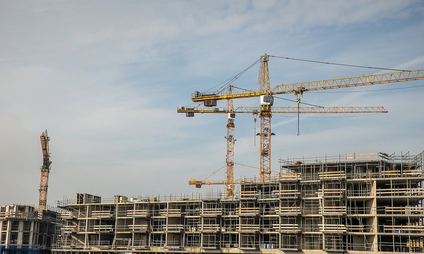 Imatge d'un bloc de pisos en construcció