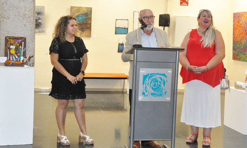 Un moment de la inauguració a càrrec del regidor Joan M. Artigau juntament amb Dolors Núñez i Chantal Soenen de l'associació