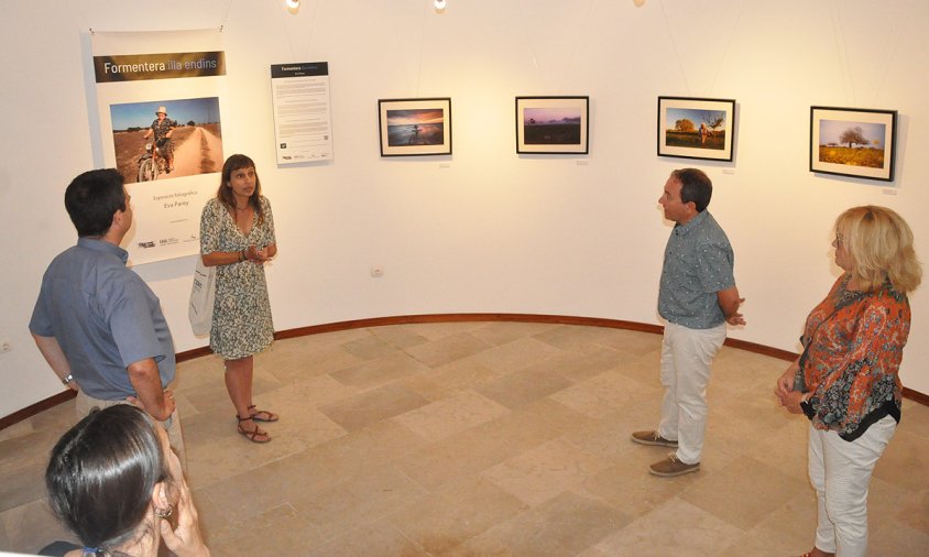 Acte d'inauguració de l'exposició fotogràfica, el passat dissabte al migdia, a la Torre del Port