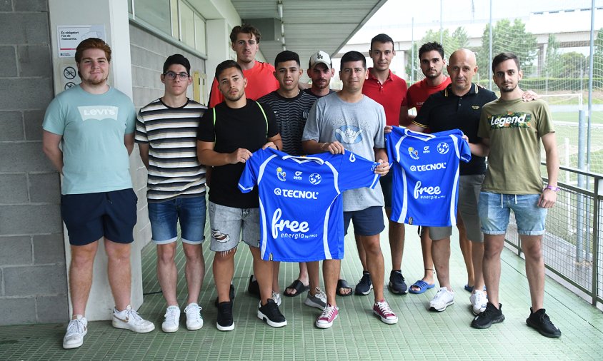 L'entrenador, Pedro Morillo, el segon per la dreta, amb 10 dels jugadors del Cambrils Unió B, ahir a l'estadi municipal