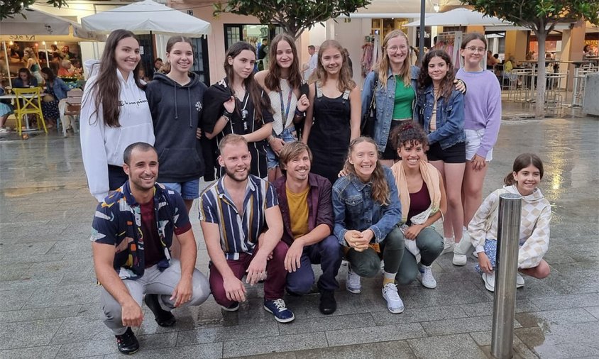 Alumnes de l'Estudi Giselle es van fer fotos amb els ballarins de la companyia