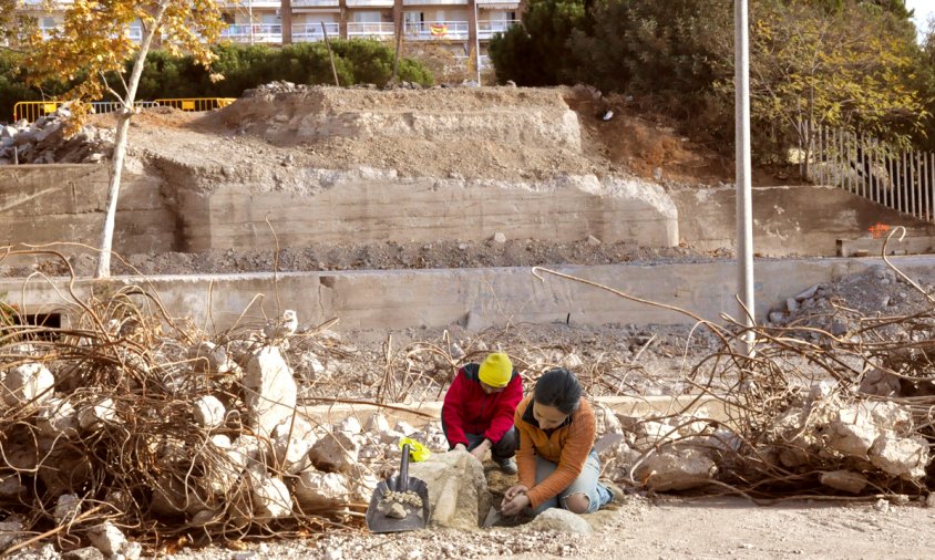 Arqueòlegs treballant en les restes de la calçada romana