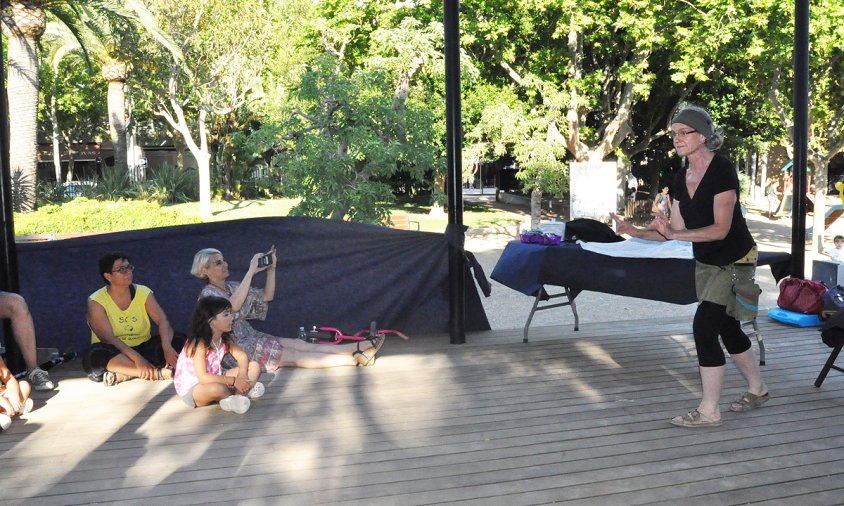 Un moment de la sessió de contes, ahir a la tarda, al parc del Pescador