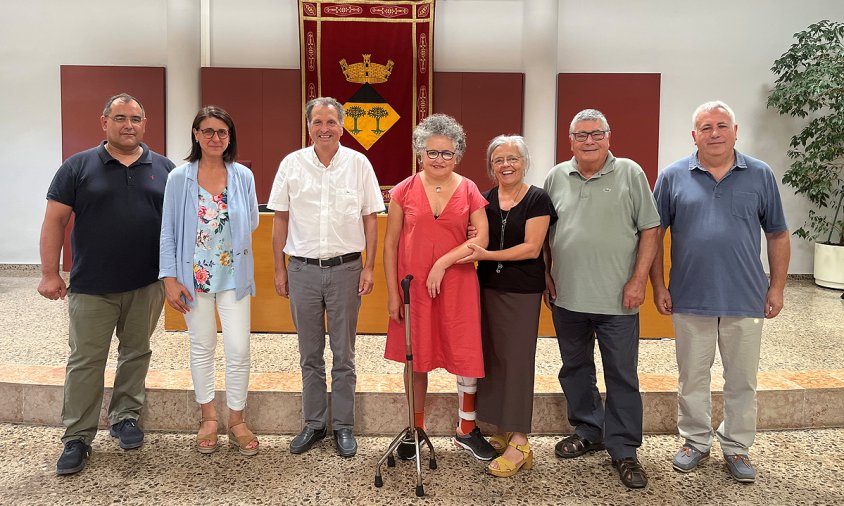 Familiars de Francisco Andreu, amb l'alcalde i la regidora i el tècnic municipal de Cultura i Patrimoni