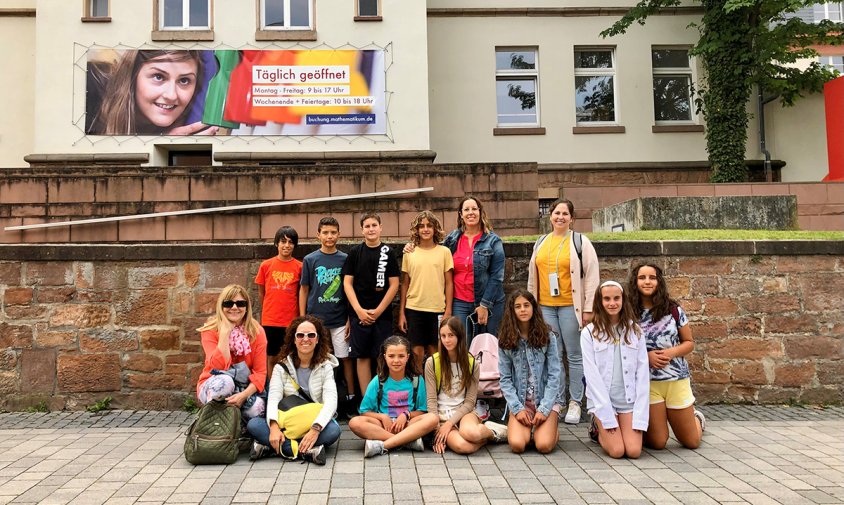 El grup d'alumnes i mestres de l'escola Guillem Fortuny davant del museu Mathematikum de Gieben durant la seva estada a Alemanya