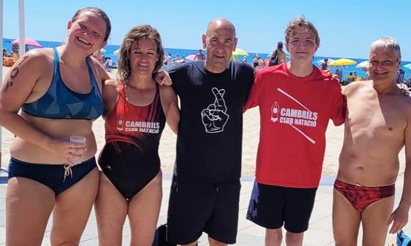 Foto de grup dels representants del Cambrils Club Natació a la travessia