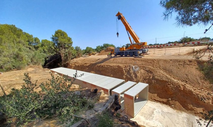 Els calaixos prefabricats de formigó que es van col·locar la setmana passada a la llera del barranc