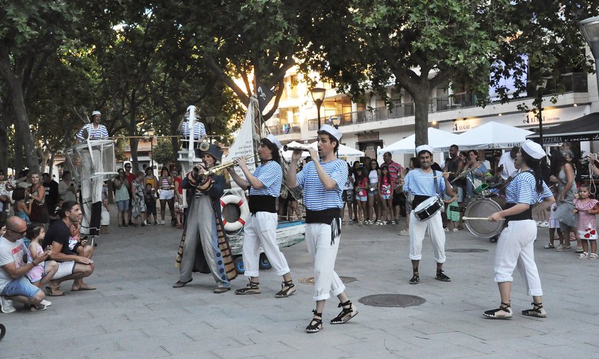 Imatge de l'espectacle Terramar a càrrec de la companyia Xarop de Canya, ahir al vespre, a la plaça de Mossèn Joan Batalla