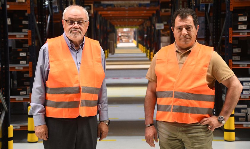 Josep M. Crusells, a l'esquerra, i Mario Escoda, a la dreta, en el magatzem de l'empresa