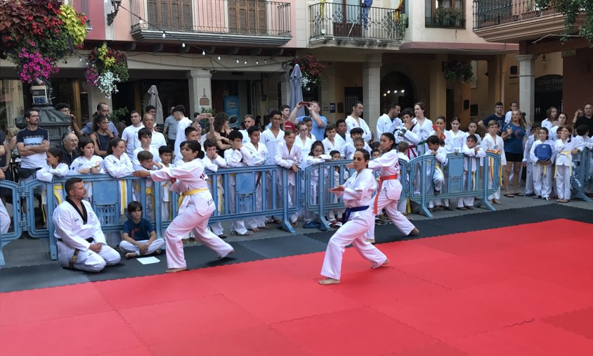 Algunes alumnes de l'Escola Sundo de Taekwondo a l'exhibició del passat divendres a la plaça de la Vila