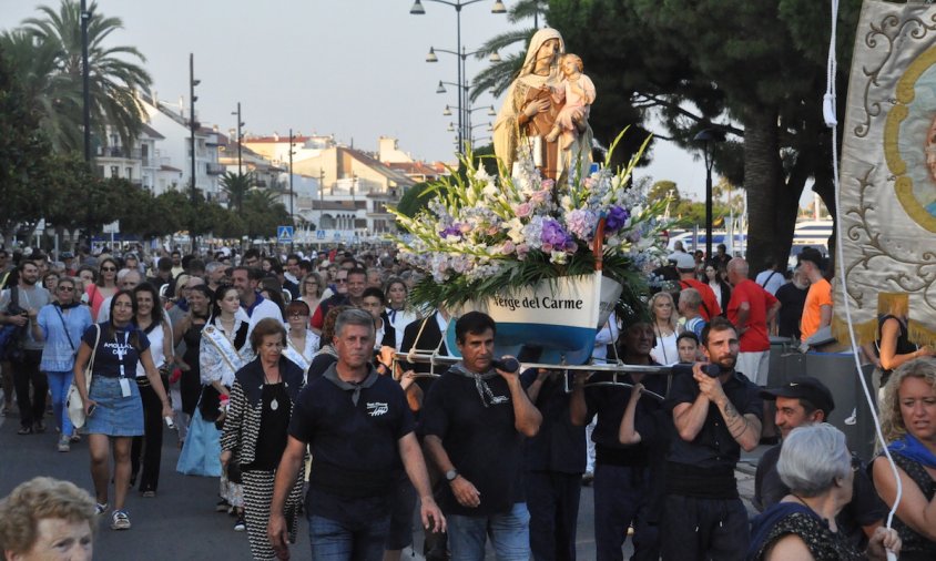 Un moment de la professó del Carme arribant a la Confraria de Pescadors, ahir al vespre