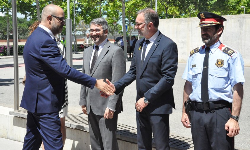 El conseller Miquel Buch, ahir, a l'arribada a la comissaria dels Mossos d'Esquadra a Cambrils
