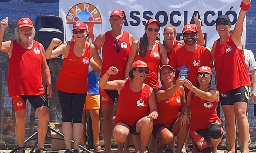 L'equip del Club Rem Cambrils recollint el trofeu de la 2a posició a la regata lúdica celebrada Pineda de Mar